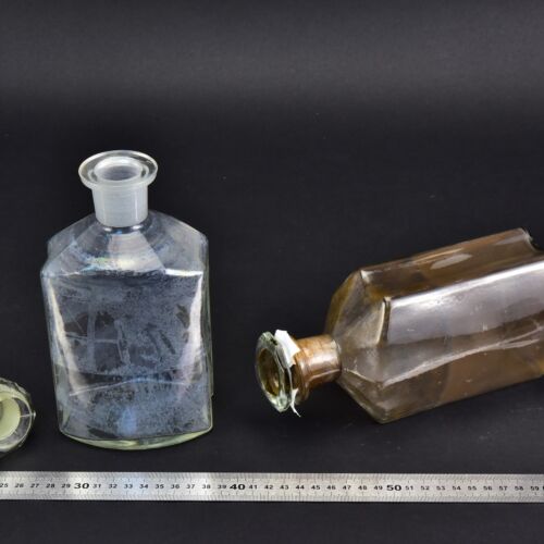 2-Piece Set of Large 1-Litre Mixed Clear and Amber Faceted Laboratory Liquid Bottles with Shaped Ground-Glass Stoppers – No. 4 2-Piece Set of Large 1-Litre Mixed Clear and Amber Faceted Laboratory Liquid Bottles with Shaped Ground-Glass Stoppers – No. 4