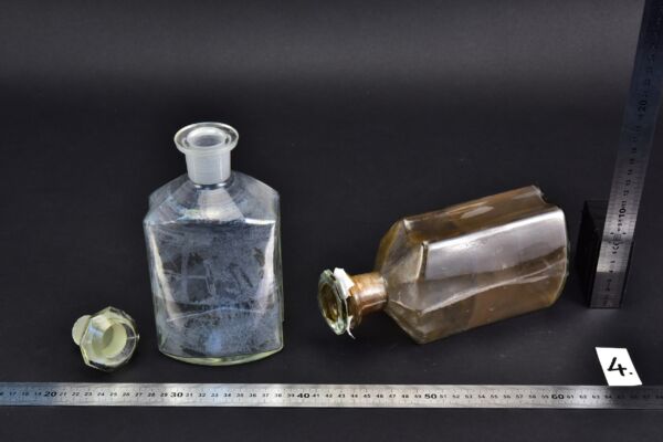 2-Piece Set of Large 1-Litre Mixed Clear and Amber Faceted Laboratory Liquid Bottles with Shaped Ground-Glass Stoppers – No. 4 2-Piece Set of Large 1-Litre Mixed Clear and Amber Faceted Laboratory Liquid Bottles with Shaped Ground-Glass Stoppers – No. 4