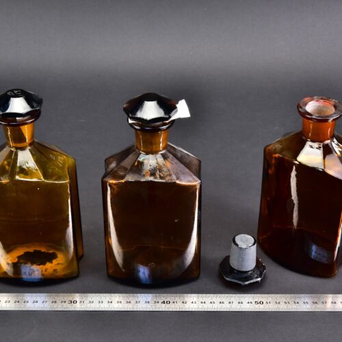3-Piece Set of Large 1-Litre Amber Faceted Laboratory Liquid Bottles with Shaped Ground-Glass Stoppers – No. 5 3-Piece Set of Large 1-Litre Amber Faceted Laboratory Liquid Bottles with Shaped Ground-Glass Stoppers – No. 5