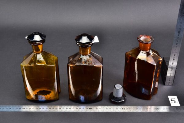 3-Piece Set of Large 1-Litre Amber Faceted Laboratory Liquid Bottles with Shaped Ground-Glass Stoppers – No. 5 3-Piece Set of Large 1-Litre Amber Faceted Laboratory Liquid Bottles with Shaped Ground-Glass Stoppers – No. 5