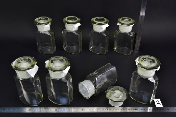 8 darabos, csiszolt oldalú átlátszó laboratóriumi porüveg-készlet nagyméretű, alakos csiszolt üvegdugókkal – Nr. 2 8 darabos, csiszolt oldalú átlátszó laboratóriumi porüveg-készlet nagyméretű, alakos csiszolt üvegdugókkal – Nr. 2