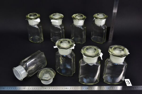 8 darabos, csiszolt oldalú átlátszó laboratóriumi porüveg-készlet nagyméretű, alakos csiszolt üvegdugókkal – Nr. 3 8 darabos, csiszolt oldalú átlátszó laboratóriumi porüveg-készlet nagyméretű, alakos csiszolt üvegdugókkal – Nr. 3