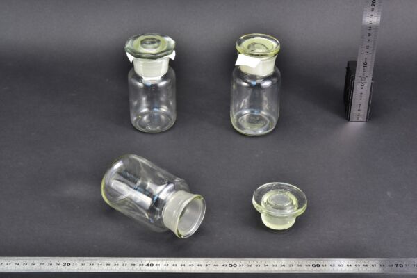 3-Piece 300 ml Clear Laboratory Powder Bottle Set with Round Ground-Glass Stoppers 3-Piece 300 ml Clear Laboratory Powder Bottle Set with Round Ground-Glass Stoppers