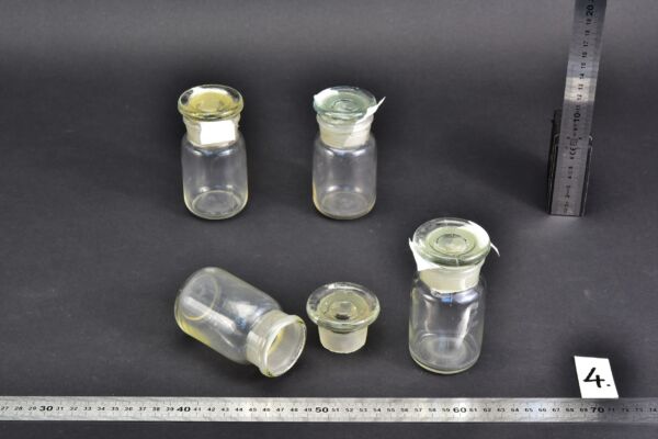 4 darabos, 100 ml-es átlátszó laboratóriumi porüveg-készlet kerek csiszolt üvegdugókkal – Nr. 4 4 darabos, 100 ml-es átlátszó laboratóriumi porüveg-készlet kerek csiszolt üvegdugókkal – Nr. 4