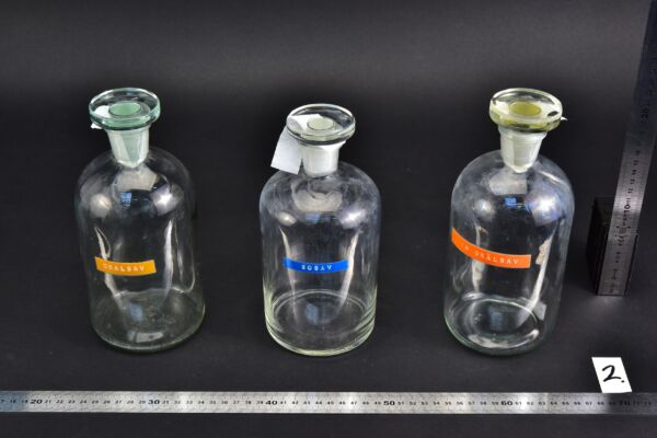 3 darabos, 1 literes átlátszó laboratóriumi folyadéküveg-készlet közepes méretű kerek csiszolt üvegdugókkal – Nr. 2 3 darabos, 1 literes átlátszó laboratóriumi folyadéküveg-készlet közepes méretű kerek csiszolt üvegdugókkal – Nr. 2