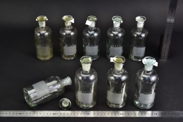 9 darabos régi, 250 ml-es Winkler-féle oxigénmeghatározó üvegkészlet csiszolt üvegdugókkal