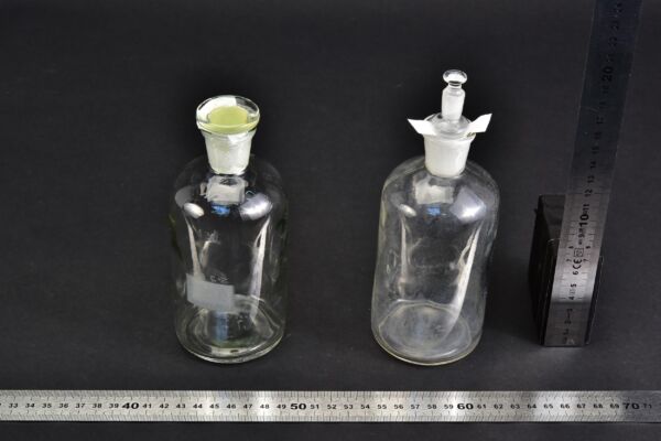 2 darabos régi, 300 ml-es Winkler-féle oxigénmeghatározó üvegkészlet csiszolt üvegdugókkal 2 darabos régi, 300 ml-es Winkler-féle oxigénmeghatározó üvegkészlet csiszolt üvegdugókkal