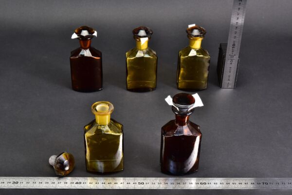 5-Piece Flattened Rectangular Amber Laboratory Liquid Bottle Set with Faceted Ground-Glass Stoppers 5-Piece Flattened Rectangular Amber Laboratory Liquid Bottle Set with Faceted Ground-Glass Stoppers