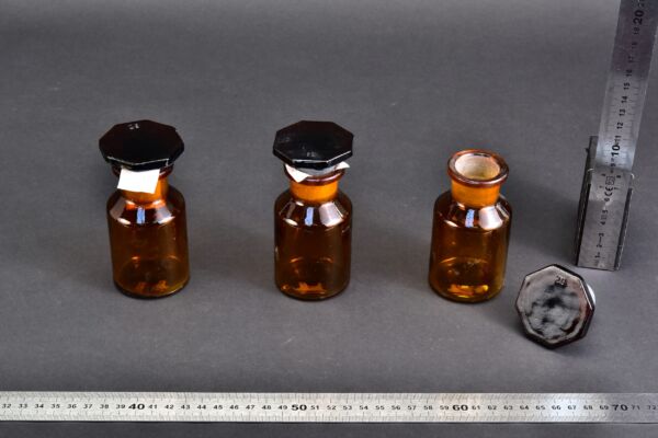 3-Piece 100 ml Amber Laboratory Powder Bottle Set with Polygonal Ground-Glass Stoppers 3-Piece 100 ml Amber Laboratory Powder Bottle Set with Polygonal Ground-Glass Stoppers