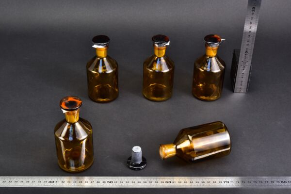 5 darabos, 200 ml-es barna laboratóriumi folyadéküveg-készlet lapos csiszolt üvegdugókkal 5 darabos, 200 ml-es barna laboratóriumi folyadéküveg-készlet lapos csiszolt üvegdugókkal