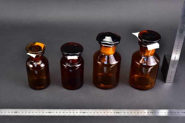 4 darabos, 250 és 500 ml-es barna laboratóriumi porüveg-készlet csiszolt üvegdugókkal 4 darabos, 250 és 500 ml-es barna laboratóriumi porüveg-készlet csiszolt üvegdugókkal