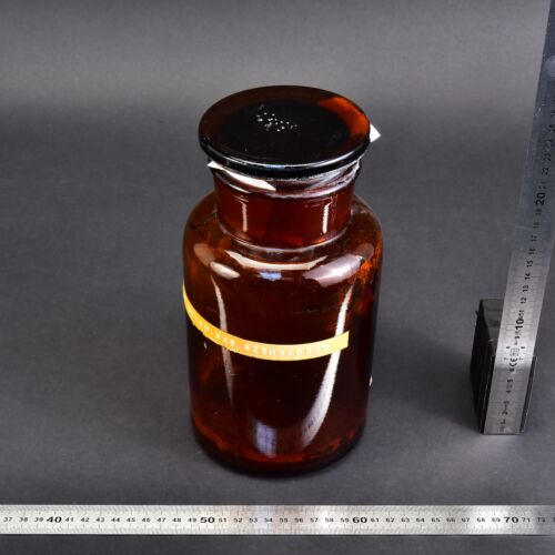 Repedt, 2 literes nagyméretű barna laboratóriumi porüveg lapos csiszolt üvegdugóval Repedt, 2 literes nagyméretű barna laboratóriumi porüveg lapos csiszolt üvegdugóval