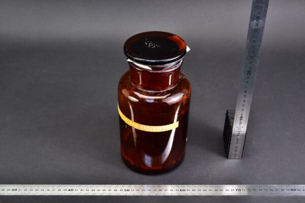Cracked 2 Litre Large Amber Laboratory Powder Bottle with Flat Ground-Glass Stopper Cracked 2 Litre Large Amber Laboratory Powder Bottle with Flat Ground-Glass Stopper