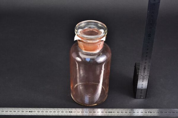1 Litre Clear Laboratory Powder Bottle with Large Flat Ground-Glass Stopper 1 Litre Clear Laboratory Powder Bottle with Large Flat Ground-Glass Stopper
