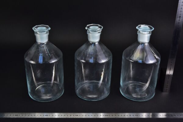 3 darabos, 2 literes átlátszó laboratóriumi folyadéküveg-készlet fazettált csiszolt üvegdugókkal 3 darabos, 2 literes átlátszó laboratóriumi folyadéküveg-készlet fazettált csiszolt üvegdugókkal