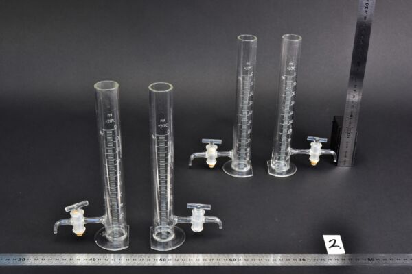 4 darabos, 100 ml-es talpas laboratóriumi büretta-készlet oldalsó üvegcsapokkal és félkörívesre vágott talpakkal – Nr. 2 4 darabos, 100 ml-es talpas laboratóriumi büretta-készlet oldalsó üvegcsapokkal és félkörívesre vágott talpakkal – Nr. 2