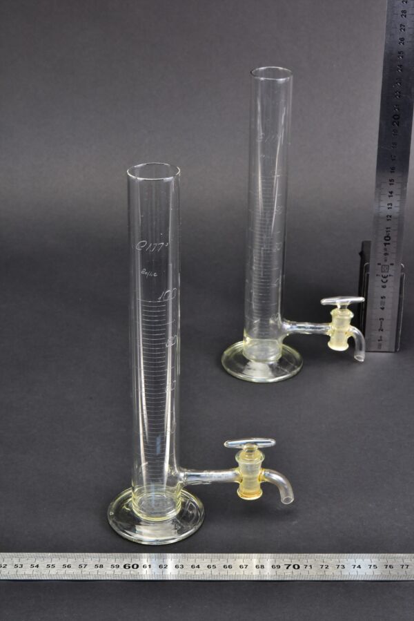 2-Piece 100 ml Round-Base Laboratory Graduated Cylinder Set with Side Glass Stopcocks 2-Piece 100 ml Round-Base Laboratory Graduated Cylinder Set with Side Glass Stopcocks
