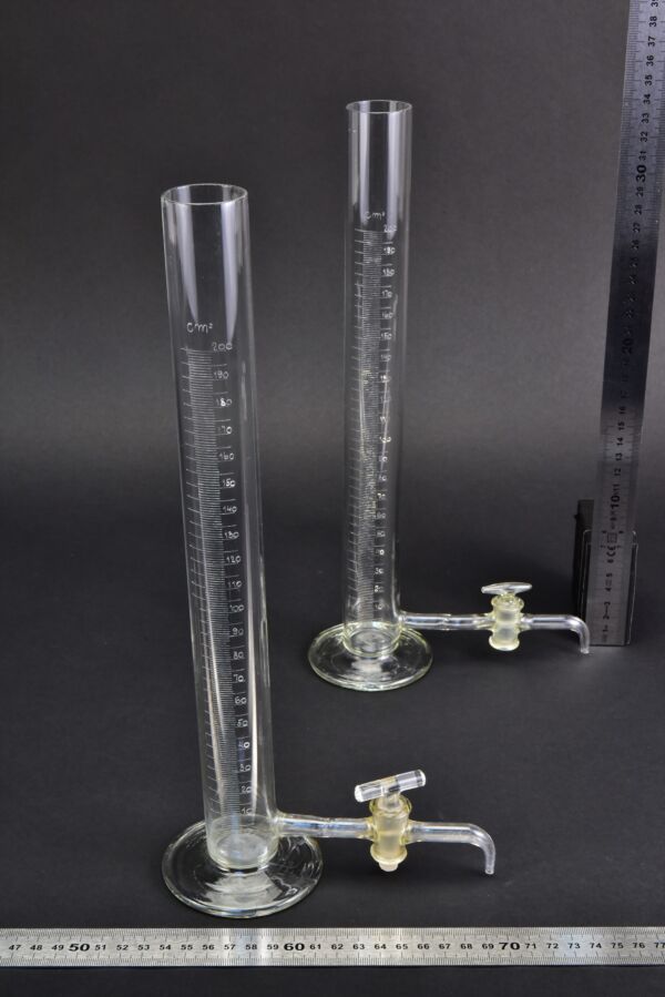 2-Piece 200 ml Round-Base Laboratory Graduated Cylinder Set with Side Glass Stopcocks 2-Piece 200 ml Round-Base Laboratory Graduated Cylinder Set with Side Glass Stopcocks
