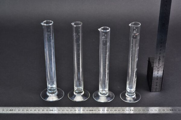 4 darabos, 50 ml-es, II. pontossági osztályú magas laboratóriumi mérőhenger-készlet üvegtalppal 4 darabos, 50 ml-es, II. pontossági osztályú magas laboratóriumi mérőhenger-készlet üvegtalppal