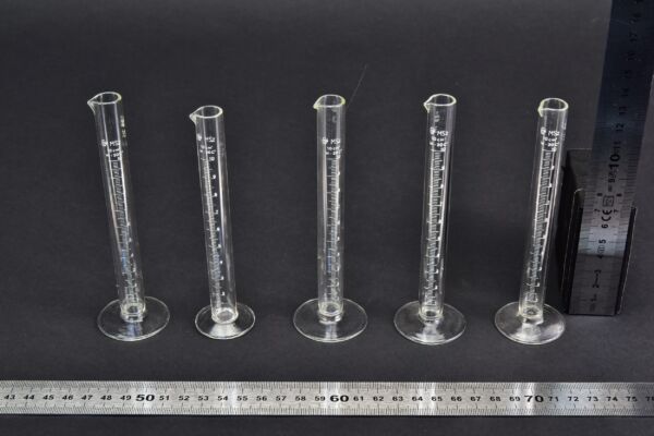 10 ml MSZ-marked footed glass graduated cylinders with pouring spout – set of 5