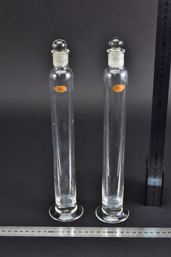 Csiszolatos dugós, talpas laboratóriumi üveghengerek – 2 db Csiszolatos dugós, talpas laboratóriumi üveghengerek – 2 db