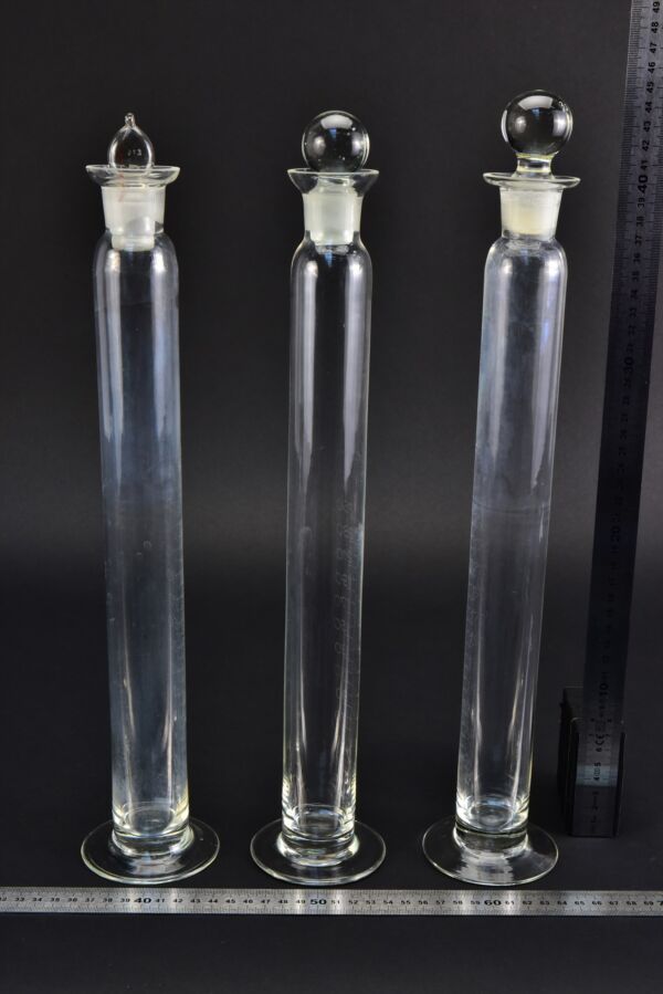 250 ml footed glass graduated cylinders with ground-glass stoppers and worn graduations – set of 3 250 ml footed glass graduated cylinders with ground-glass stoppers and worn graduations – set of 3