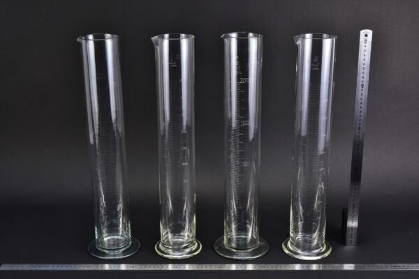 Nagyméretű, 2000 ml-es üvegtalpas mérőhengerek – 4 db Nagyméretű, 2000 ml-es üvegtalpas mérőhengerek – 4 db