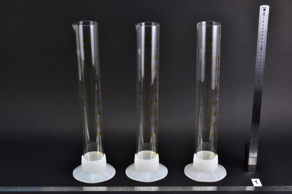 1000 ml MSZ-marked glass graduated cylinders with removable plastic bases – set of 3 – No. 1 1000 ml MSZ-marked glass graduated cylinders with removable plastic bases – set of 3 – No. 1