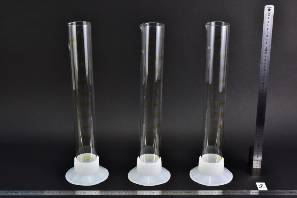 1000 ml MSZ-marked glass graduated cylinders with removable plastic bases – set of 3 – No. 2 1000 ml MSZ-marked glass graduated cylinders with removable plastic bases – set of 3 – No. 2