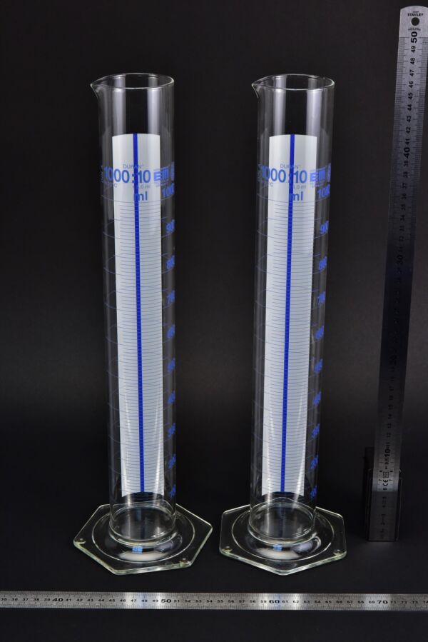 1000 ml DURAN glass graduated cylinders with blue graduations and hexagonal bases – set of 2 1000 ml DURAN glass graduated cylinders with blue graduations and hexagonal bases – set of 2