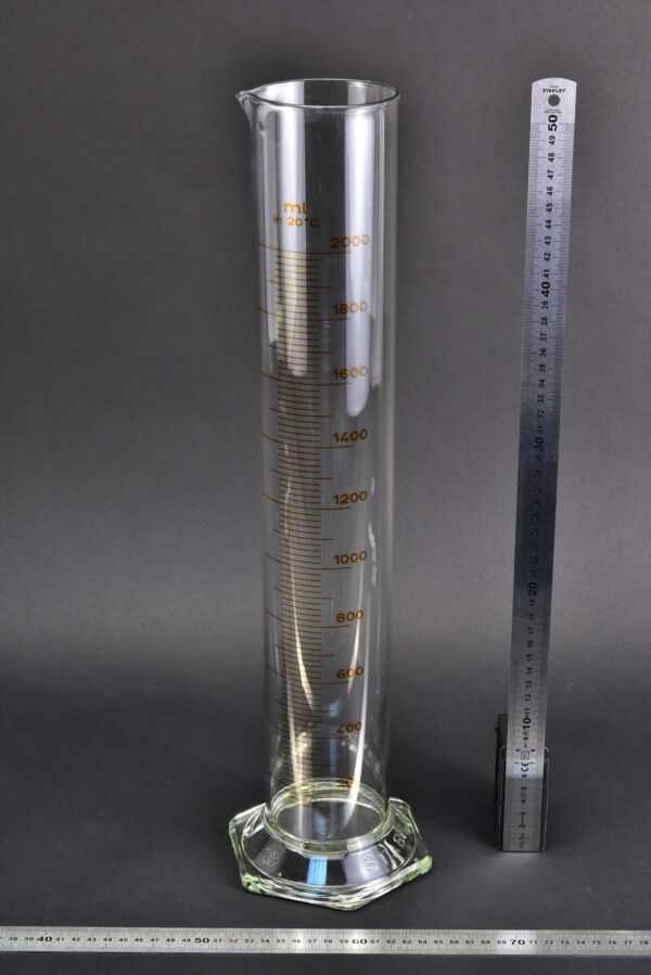 Large 2000 ml KAVALIER STABIL glass graduated cylinder with hexagonal base Large 2000 ml KAVALIER STABIL glass graduated cylinder with hexagonal base