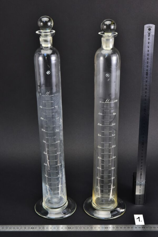 Large 1000 ml footed glass graduated cylinders with ground-glass stoppers – set of 2 – No. 1 Large 1000 ml footed glass graduated cylinders with ground-glass stoppers – set of 2 – No. 1