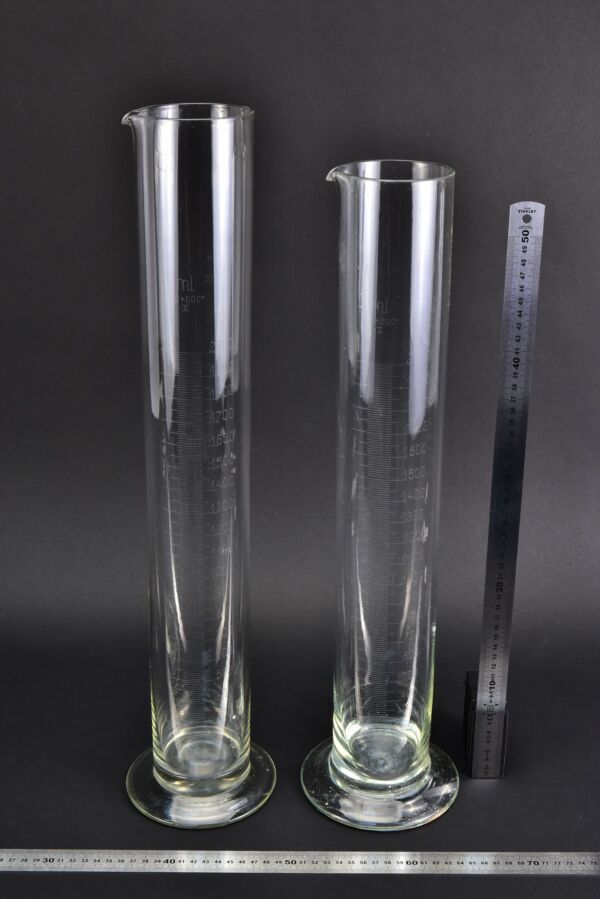 Assorted large 2000 ml glass graduated cylinders with glass bases – set of 2 Assorted large 2000 ml glass graduated cylinders with glass bases – set of 2