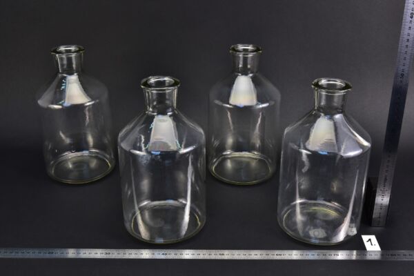 Nagyméretű laboratóriumi folyadéktároló üvegpalackok gumi- és parafadugókkal – 4 db – Nr. 1 Nagyméretű laboratóriumi folyadéktároló üvegpalackok gumi- és parafadugókkal – 4 db – Nr. 1