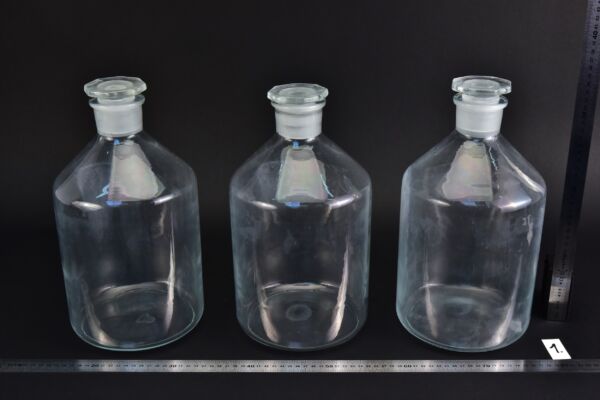 Set of three large clear reagent bottles with ground-glass stoppers – No. 1 Set of three large clear reagent bottles with ground-glass stoppers – No. 1