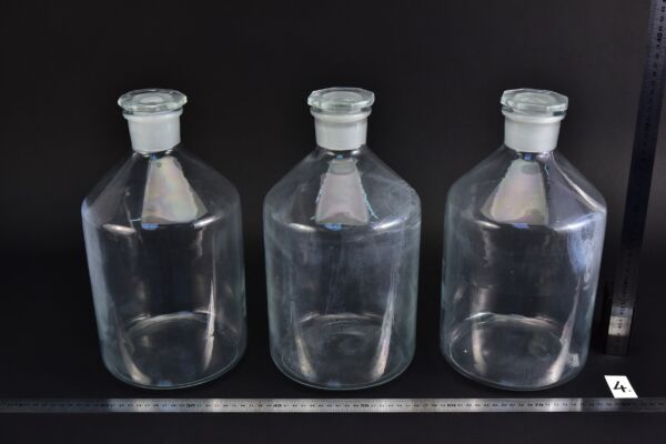 Set of three large clear reagent bottles with ground-glass stoppers – No. 4 Set of three large clear reagent bottles with ground-glass stoppers – No. 4
