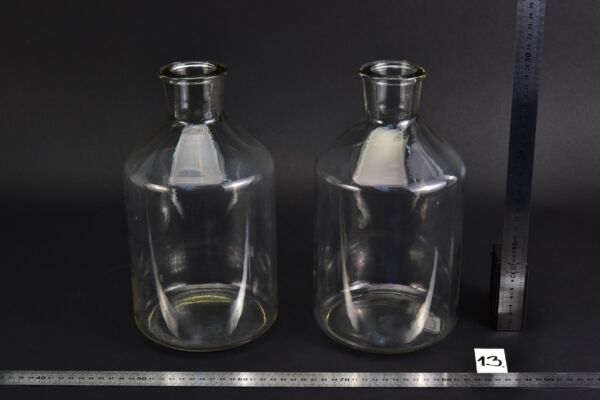 Pair of clear reagent bottles, without stoppers – No. 13 Pair of clear reagent bottles, without stoppers – No. 13