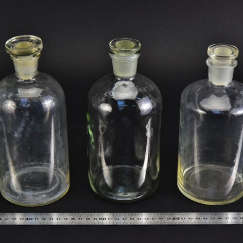 Set of three vintage clear reagent bottles with ground-glass stoppers, 1000 ml – No. 1 Set of three vintage clear reagent bottles with ground-glass stoppers, 1000 ml – No. 1