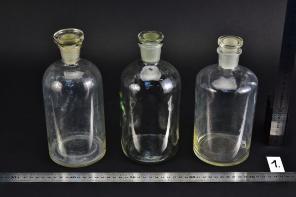 Set of three vintage clear reagent bottles with ground-glass stoppers, 1000 ml – No. 1 Set of three vintage clear reagent bottles with ground-glass stoppers, 1000 ml – No. 1