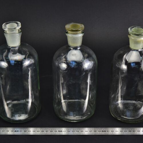 Set of three vintage clear reagent bottles with ground-glass stoppers, 1000 ml – No. 2 Set of three vintage clear reagent bottles with ground-glass stoppers, 1000 ml – No. 2