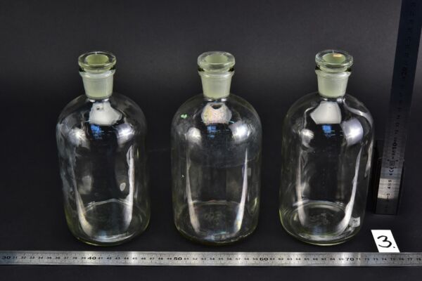 Set of three vintage clear reagent bottles with ground-glass stoppers, 1000 ml – No. 3 Set of three vintage clear reagent bottles with ground-glass stoppers, 1000 ml – No. 3