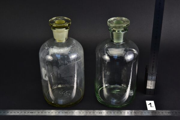 Pair of vintage clear reagent bottles with ground-glass stoppers – No. 1 Pair of vintage clear reagent bottles with ground-glass stoppers – No. 1