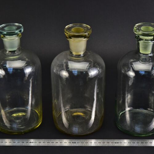 Set of three vintage clear reagent bottles with ground-glass stoppers – No. 2 Set of three vintage clear reagent bottles with ground-glass stoppers – No. 2