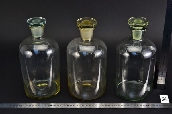 Set of three vintage clear reagent bottles with ground-glass stoppers – No. 2 Set of three vintage clear reagent bottles with ground-glass stoppers – No. 2