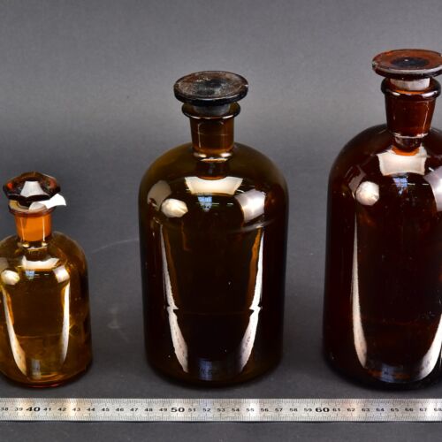 Three assorted amber reagent bottles with ground-glass stoppers Three assorted amber reagent bottles with ground-glass stoppers