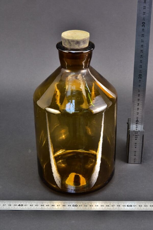 Amber reagent bottle with rubber stopper Amber reagent bottle with rubber stopper