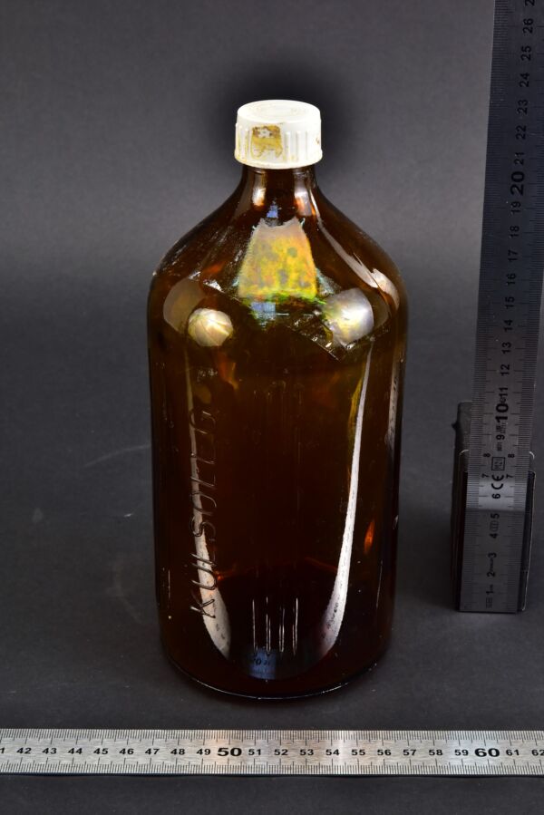 Amber pharmacy bottle with “KÜLSŐLEG” lettering and screw cap, 1000 ml Amber pharmacy bottle with “KÜLSŐLEG” lettering and screw cap, 1000 ml