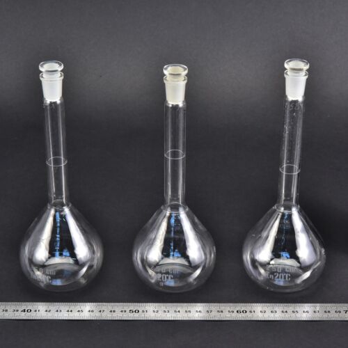 Set of three volumetric flasks, with glass stoppers, 250 ml – No. 2 Set of three volumetric flasks, with glass stoppers, 250 ml – No. 2