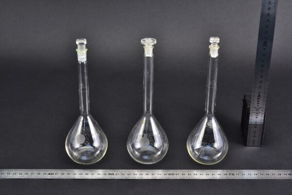 Set of three JENA volumetric flasks, with glass stoppers, 200 ml Set of three JENA volumetric flasks, with glass stoppers, 200 ml