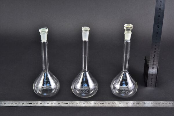 Set of three older MSZ-marked volumetric flasks, with glass stoppers, 200 ml Set of three older MSZ-marked volumetric flasks, with glass stoppers, 200 ml